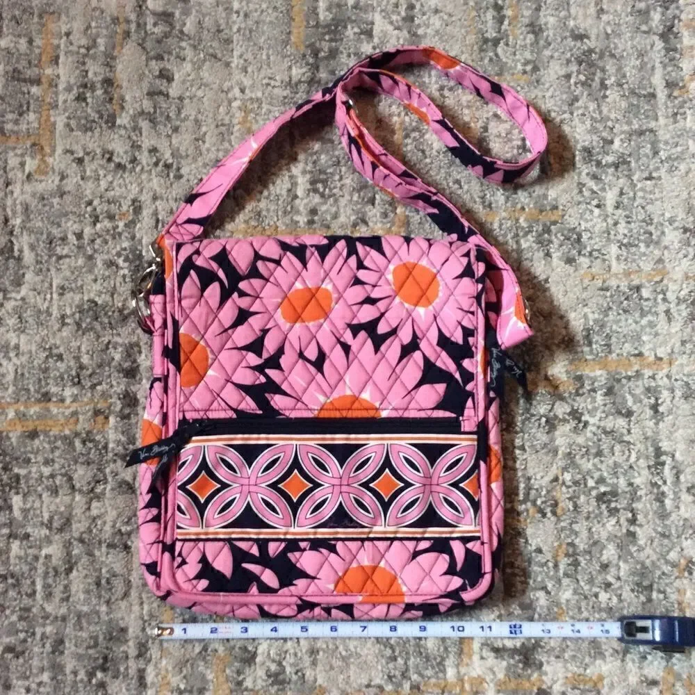 VERA BRADLEY CROSSBODY BAG! VERY ROOMY! EUC!